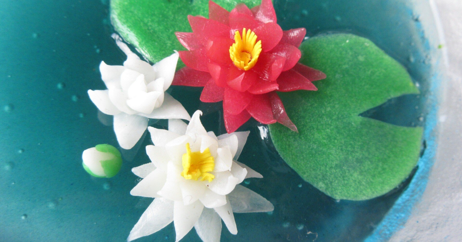 ミニチュア 青緑色の水に浮かぶ睡蓮｜ミニチュアちいさん