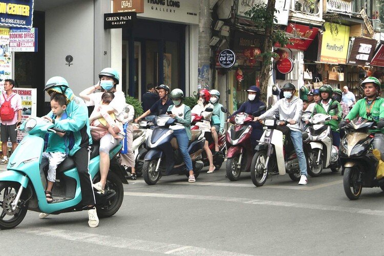 ベトナムでの生活に欠かせないバイク。しかもほとんどホンダのバイク。バイクで家族の愛は深まり、恋人は親密になり、オッさんの椅子がわりになります。