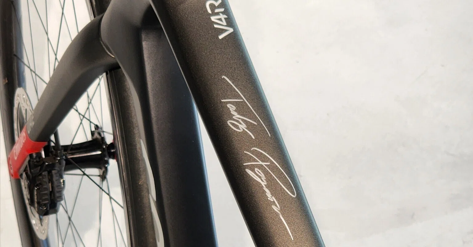タデイ・ポガチャル 直筆サイン入り【COLNAGO-V4Rs】特別展示｜RAPPORT