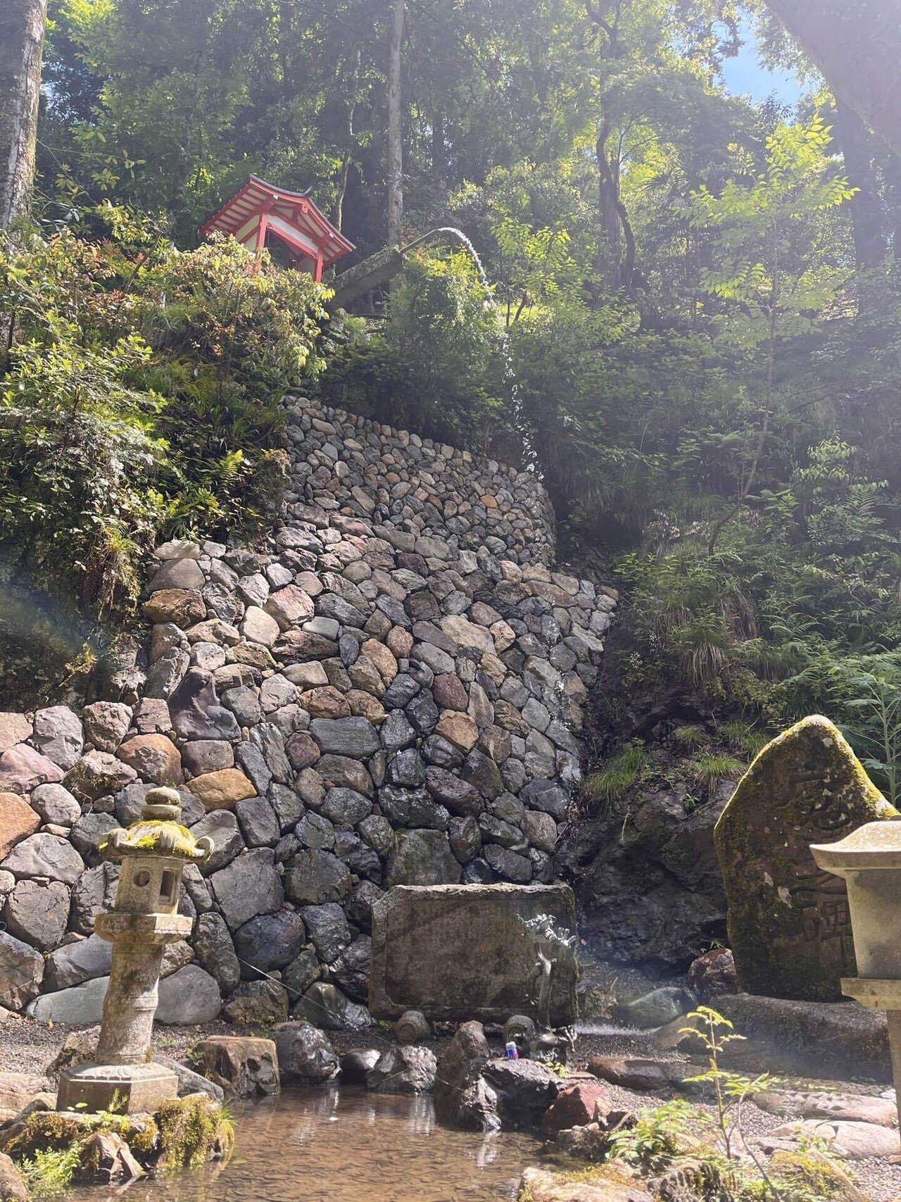 京都の鞍馬石！ズドゴーンとくる！すんごい！エネルギー！ 鞍馬石