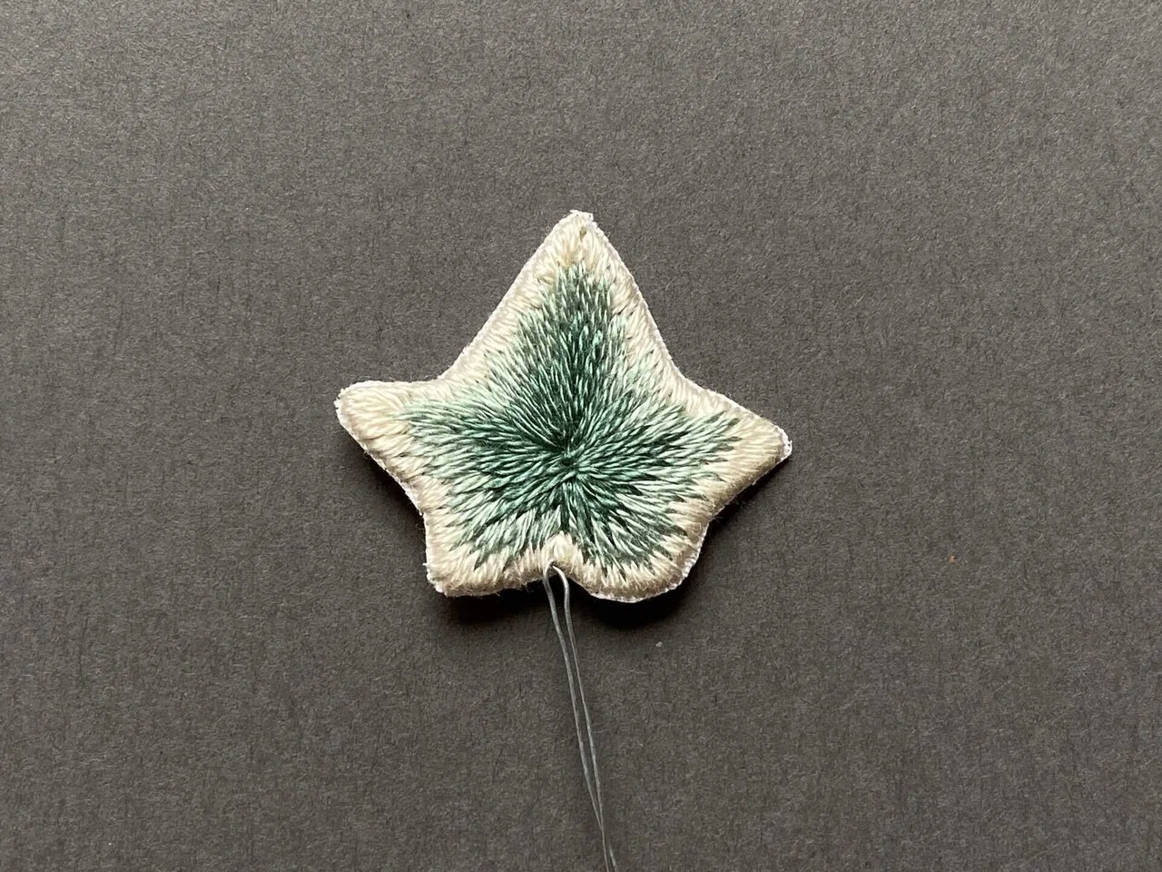 アイビー 立体刺繍と平面刺繍の作り方【無料図案】｜水谷禎子（みずた