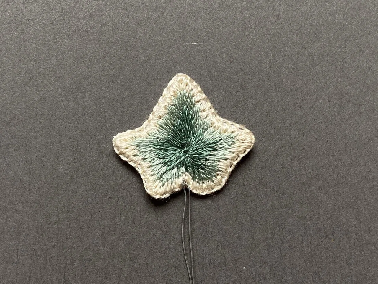 アイビー 立体刺繍と平面刺繍の作り方【無料図案】｜水谷禎子（みずた