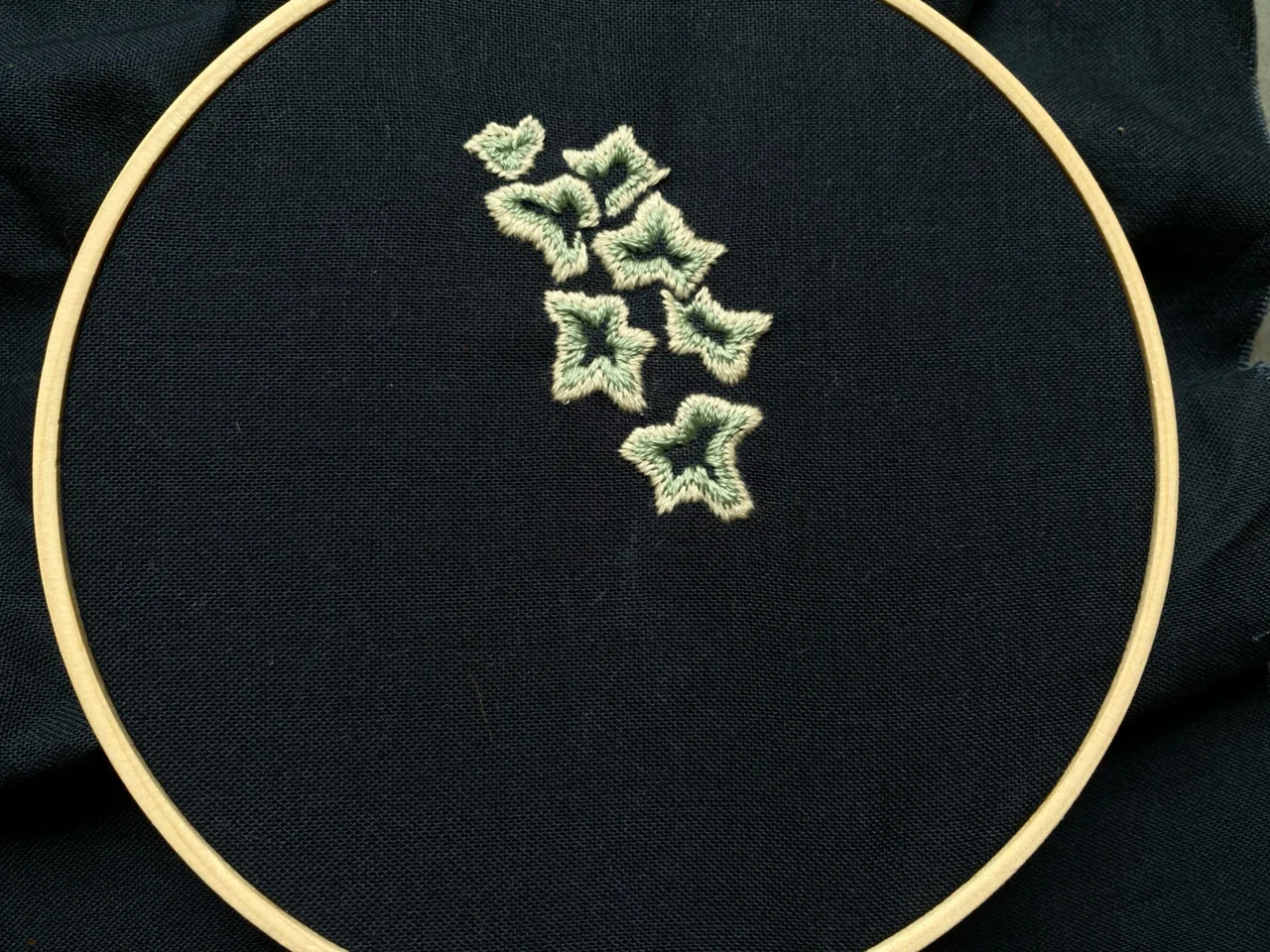 アイビー 立体刺繍と平面刺繍の作り方【無料図案】｜水谷禎子（みずた