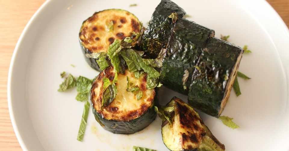 よく冷えた白ワインとの相性抜群の ズッキーニのポワレ ミント風味 樋口直哉 Travelingfoodlab Note