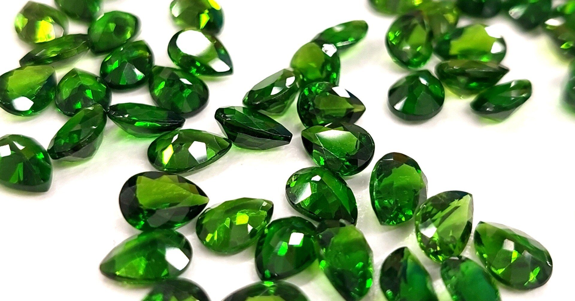 見てたらなんか違う！めちゃくちゃ綺麗な石！すごい！クロムダイオプサイト！ クロムダイオプサイト | differencee（ディファレンシー）公式