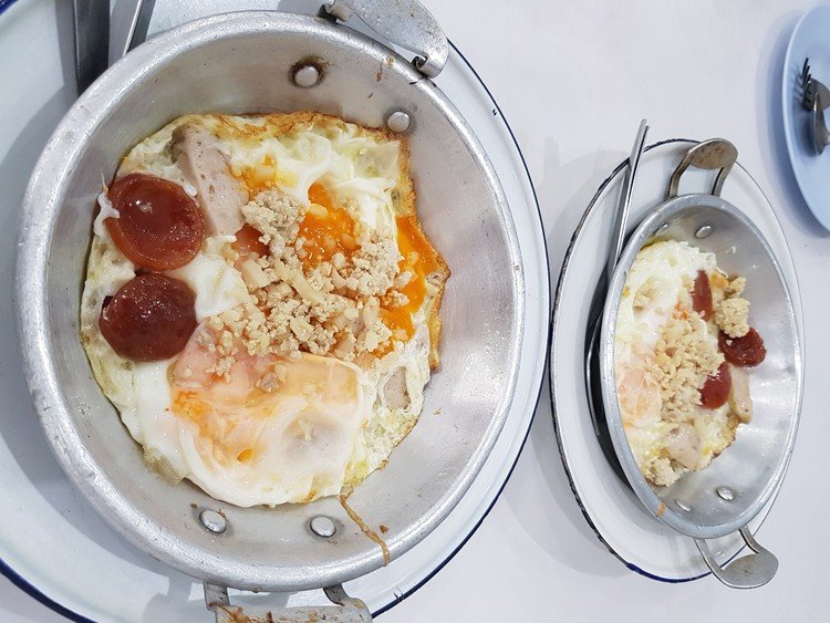 カイガタ　鍋焼き卵　ウドンタニの代表的な朝食