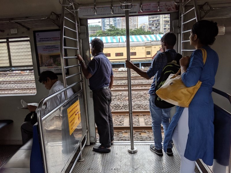 あふれる人間 ムンバイー近郊電車の乗り方 旅する演出家の世界一周 涅槃 インド編04 Seri Kurosawa 旅する演出家 黒澤世莉 Note あふれる人間 ムンバイー近郊電車の乗り方 旅する演出家の世界一周 涅槃 インド編04 Seri Kurosawa 旅する演出家 黒澤世莉 Note