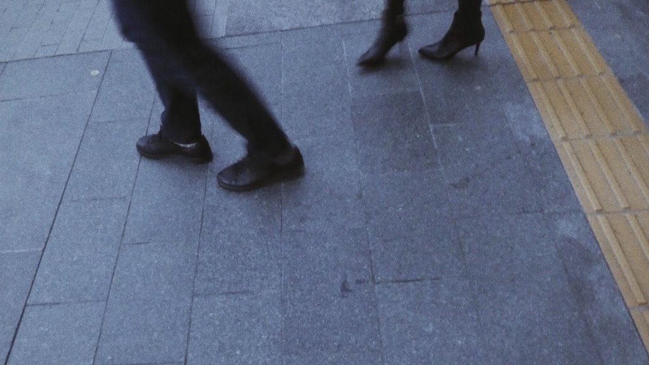 狭い道で並んで歩く人たちに少しイラっと来てしまう しおん Note 狭い道で並んで歩く人たちに少しイラっと来てしまう しおん Note