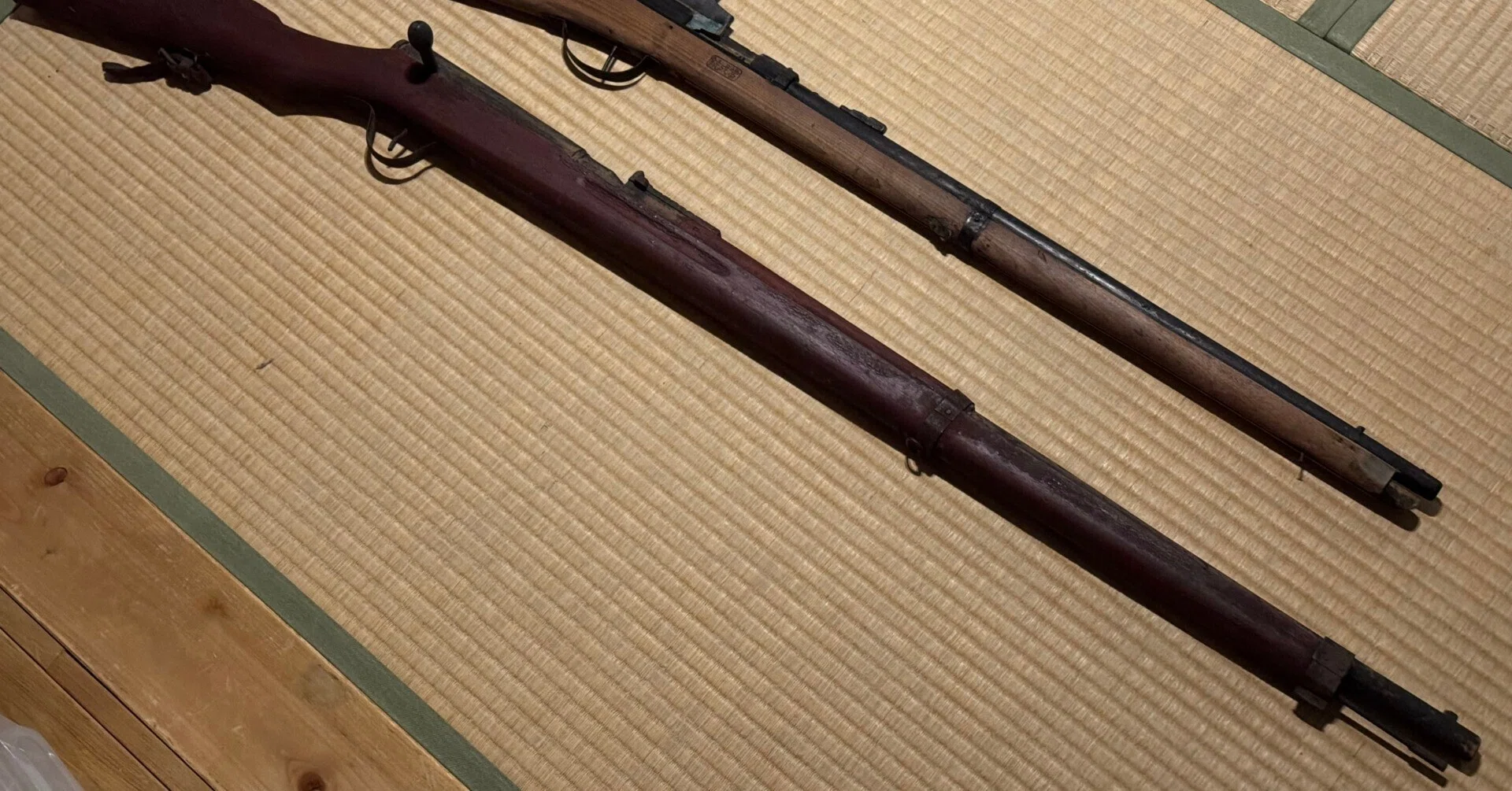青年たちの訓練に使われた木製の模擬銃ー撃てなくても取扱に慣れ、いざ 