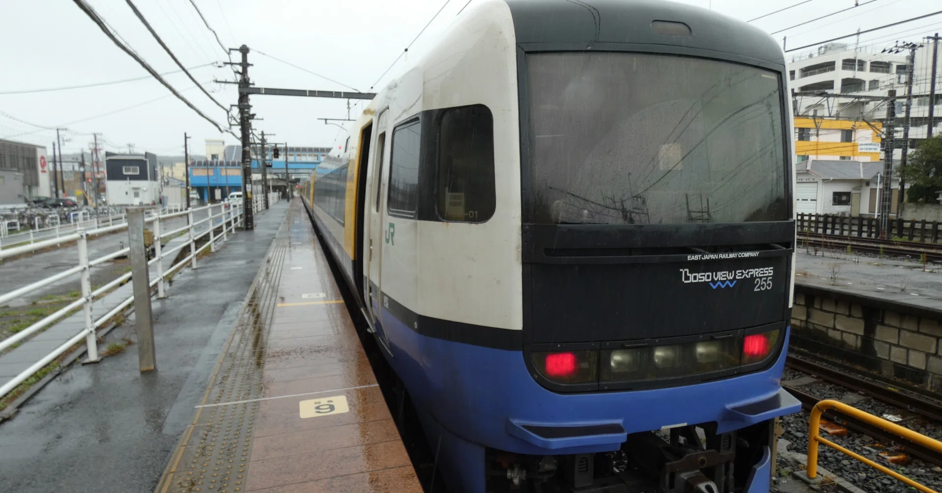 青い海、太陽、白い砂浜がテーマの特急電車に乗車する｜つばめ すわろう