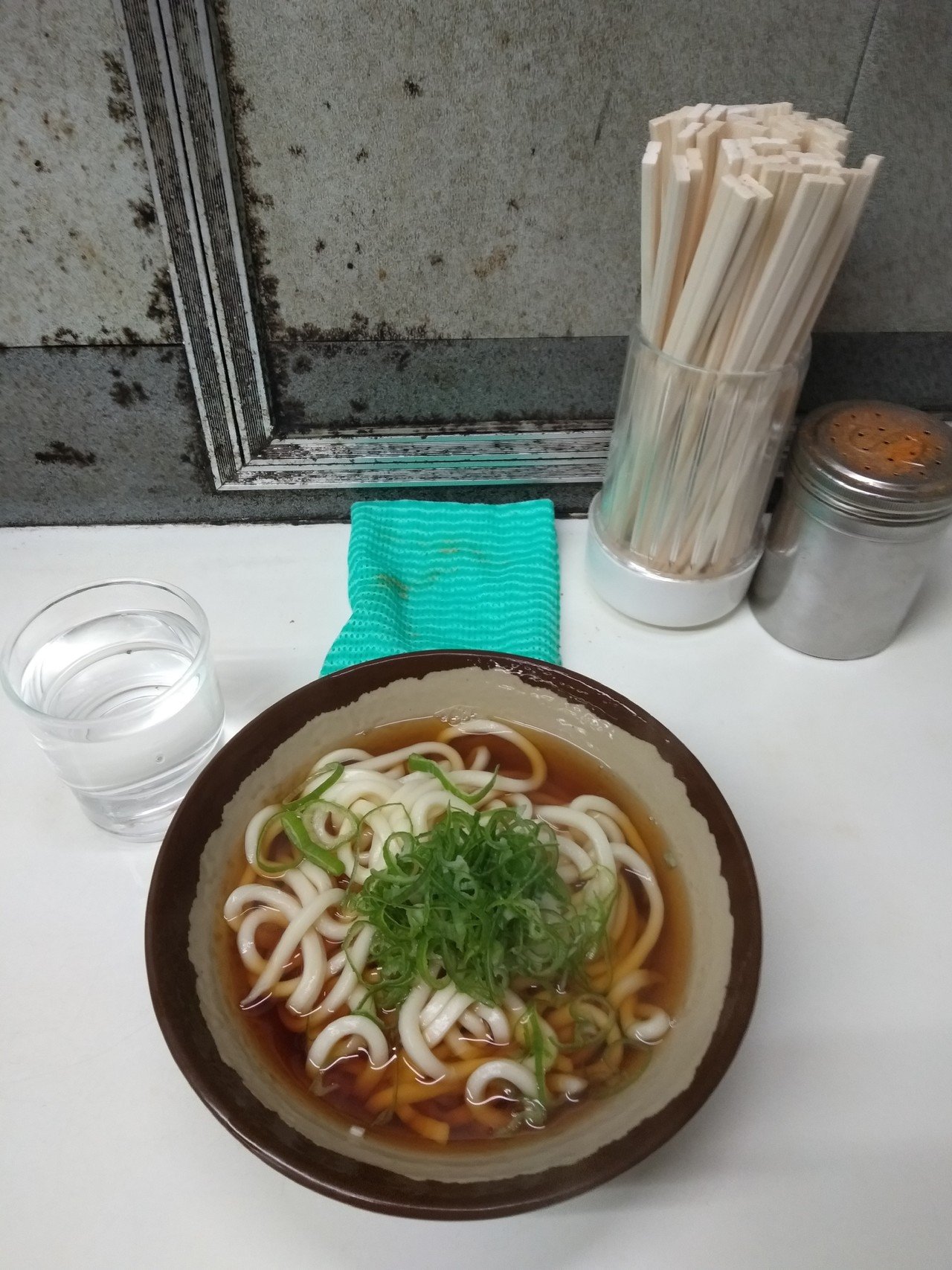 Moe嬢 飯テロをやらねば男がすたると思い 先程 王子駅中央口のゴムそば屋さんで そばでなく あえて240円のうどんをたべてきました 相変わらず店内は汚いですがツユが旨いので全部飲み干しましたよ オレたち 鳥裸族 Note