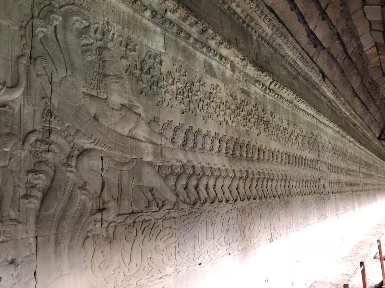 カンボジア出土　クリアな瑠璃色インド・パシフィクの連　アンコール期1300年頃の アンコール朝最大の巨大貯水池「西バライ」アンコール朝の強大さが