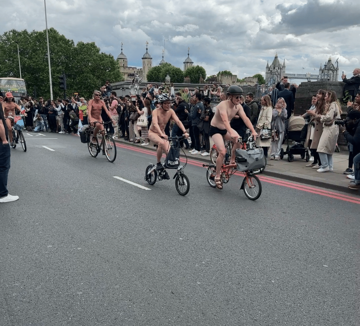 自転車　裸 ロンドンの奇祭。全裸自転車イベント(WNBR)を見に行った話｜あおい@英国ポスドク生活