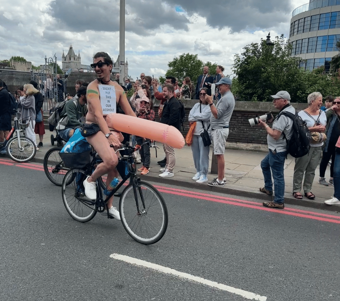 自転車　裸 ロンドンの奇祭。全裸自転車イベント(WNBR)を見に行った話｜あおい@英国ポスドク生活