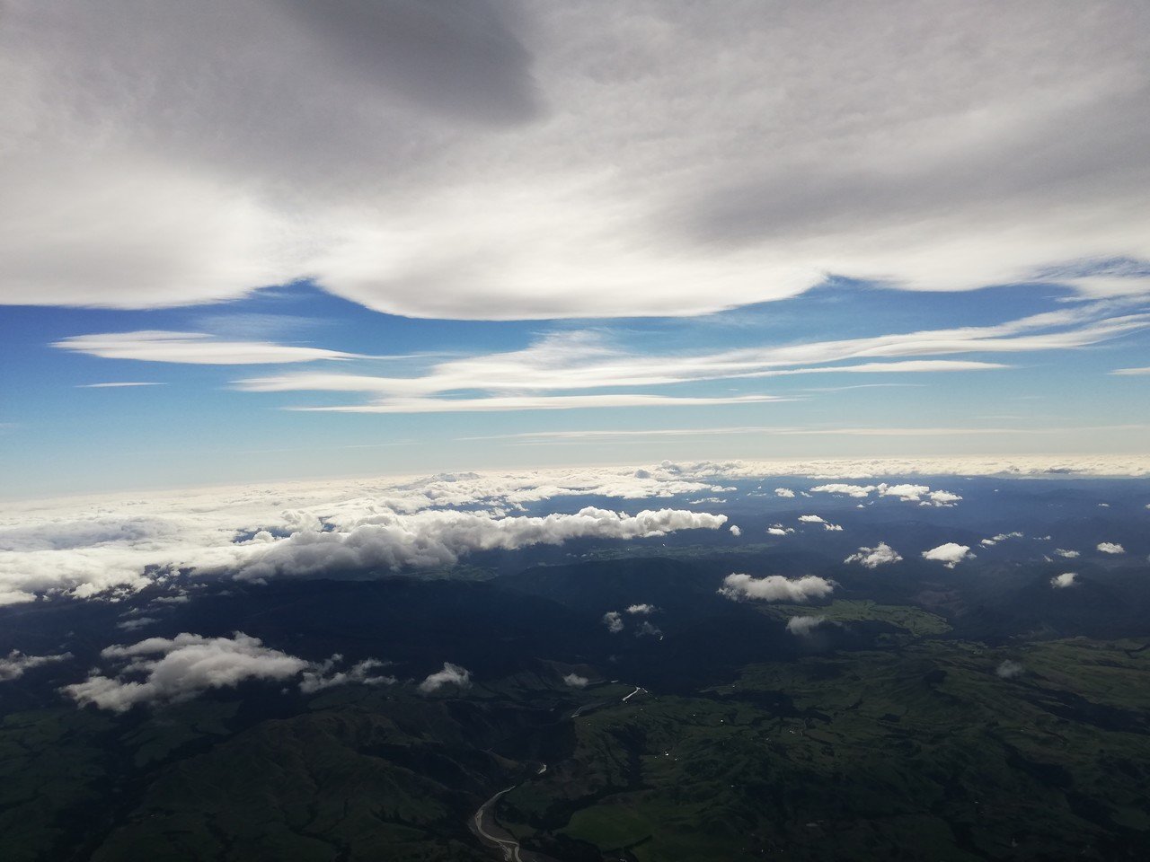 上空はレンズ雲 山の近くの低い位置には小さいけどローター雲 同じように風が上下に動いても できる雲の形は違う 共通しているのは どっちにも近寄りたくないってこと 凍る 揺れる Nz在住パイロット Ash 育児はじめました Note 上空はレンズ雲 山の近くの低い位置には小さいけどローター雲 同じように風が上下に動いても できる雲の形は違う 共通しているのは どっちにも近寄りたくないってこと 凍る 揺れる Nz在住パイロット Ash 育児はじめました Note