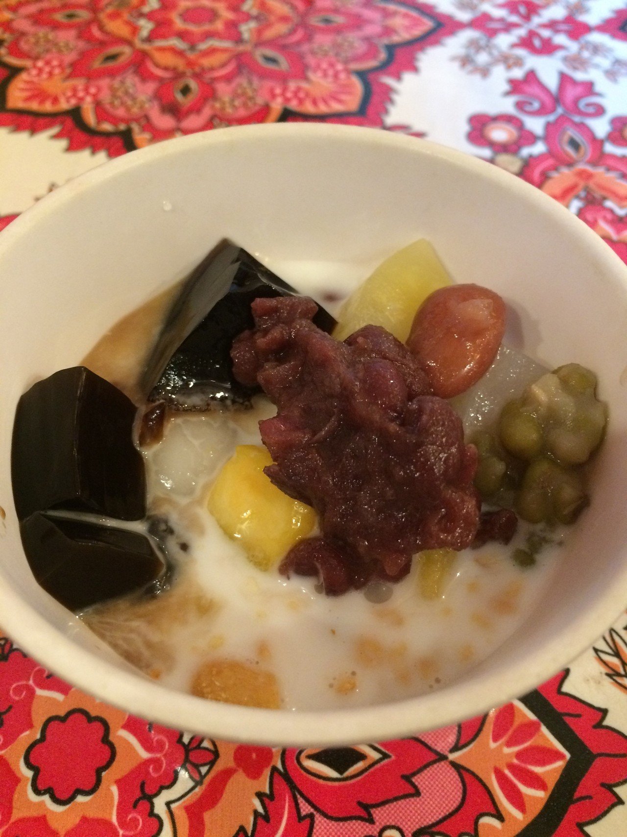 ベトナムスイーツ ベトナムスイーツのチェーが大好きなのですが 中でも仙草ゼリーがすき 漢方っぽい 薬草っぽい味がする フランスの政治的支配や中国文化の影響を受けた背景が カップ一杯につまってる Sanae Note