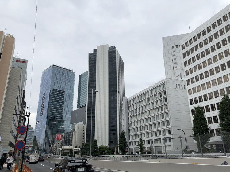 青山学院などがある246側から渋谷駅方面を望む