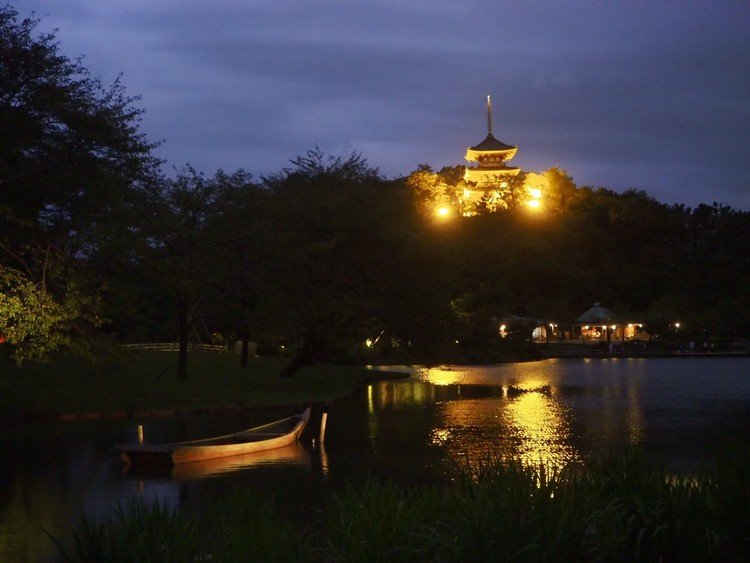 昨夜は三渓園(横浜・本牧)の「観月会」へ。池と和舟と、ライトアップされた旧燈明寺三重塔。毎年楽しみなのが、入口からすぐのこの景色。