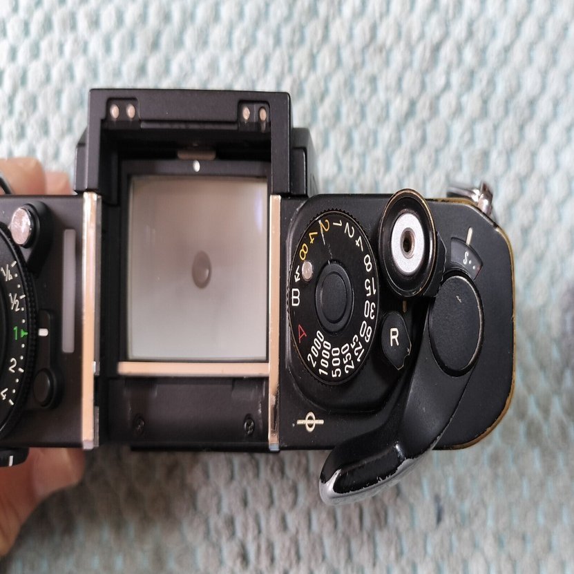 Canon New F-1 右肩側トップカバー分解｜フィルムカメラ修理のアクアカメラ