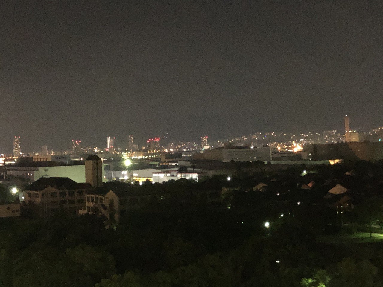 薄ぼんやり明るく なり始める 朝4時 6時ぐらいの空が一番苦手だ 真っ暗な真夜中に起きてるのが好きすぎて 特に一人暮らしを始めてから 誰にも邪魔されない夜だあ ひわ Note
