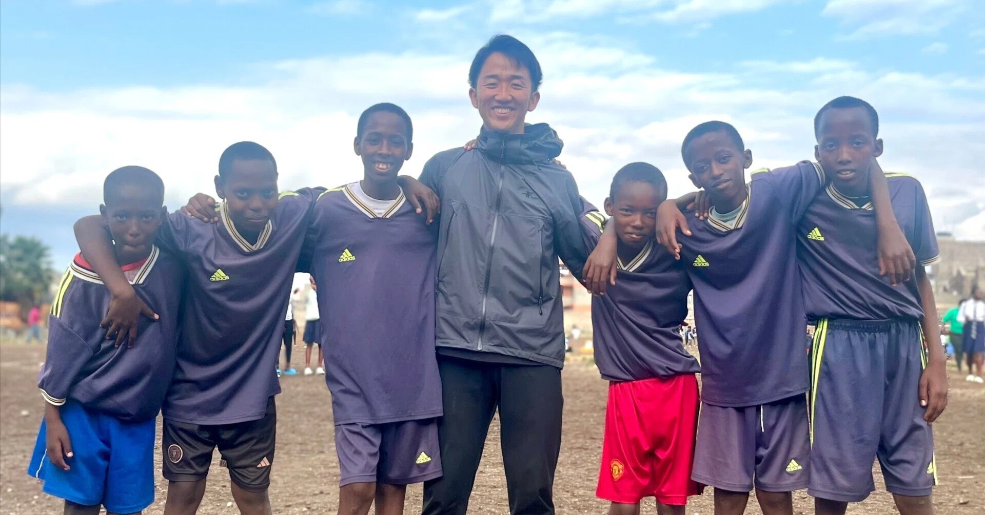 50人の子供に対して1個しかボールがないケニアの少年サッカーチームの