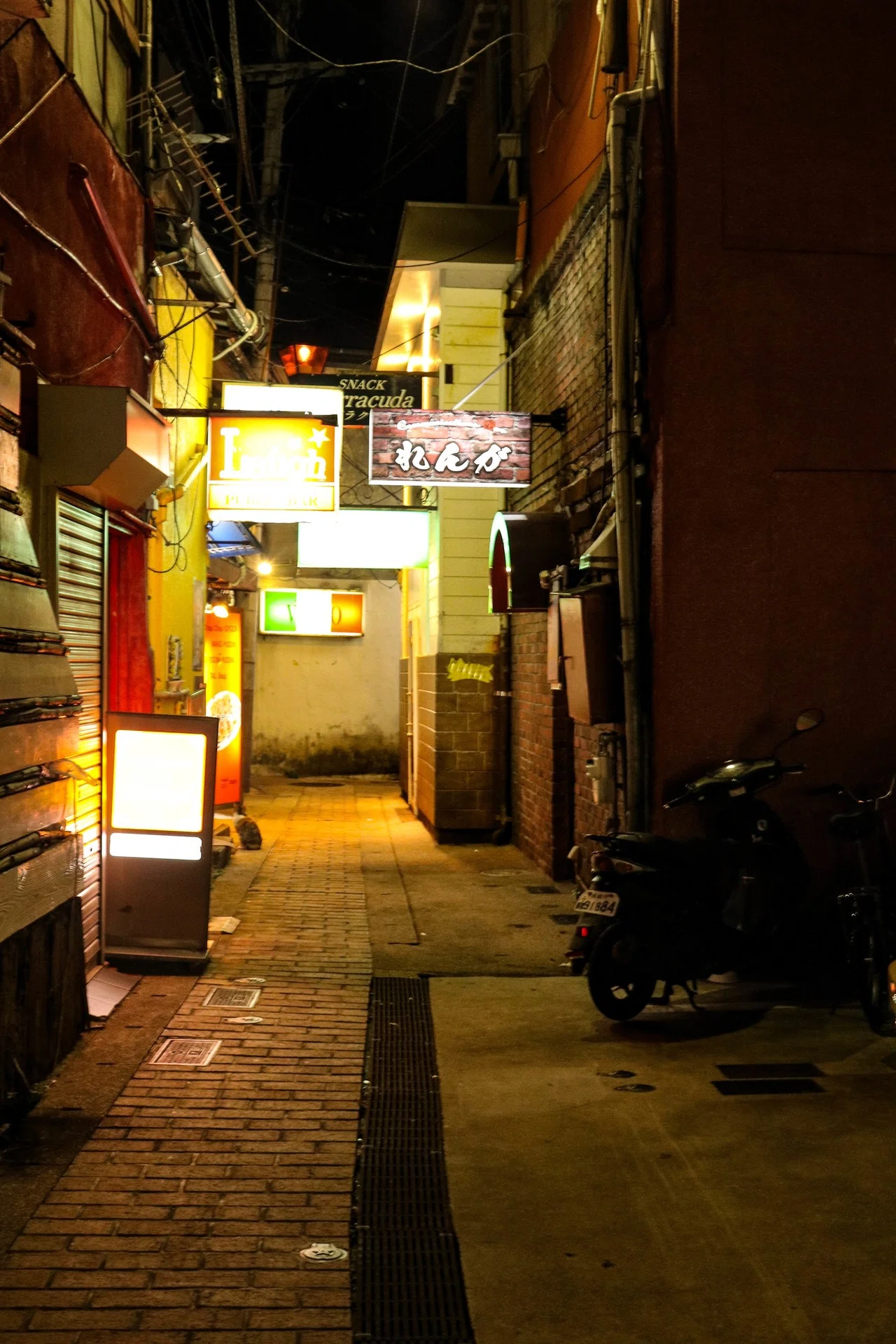 夜旅 旅先でみかけた繁華街 Bitter Note