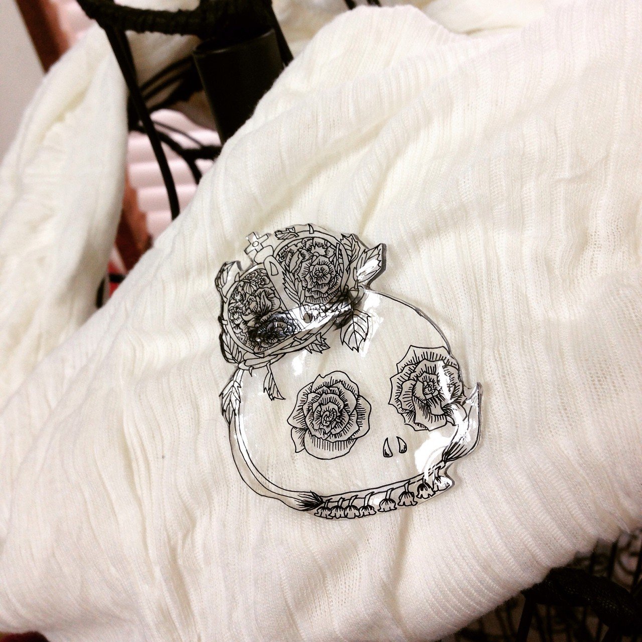 Minne様で薔薇髑髏のピンブローチを販売開始しました よろしくお願いします お嫁に行きますように W イラスト ハンドメイド レジン プラバン 桃原 Note