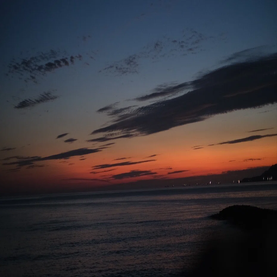 先日、撮影した沖縄の夕焼けをお届けします。FUJIFILM XT30,XF35mm F1 