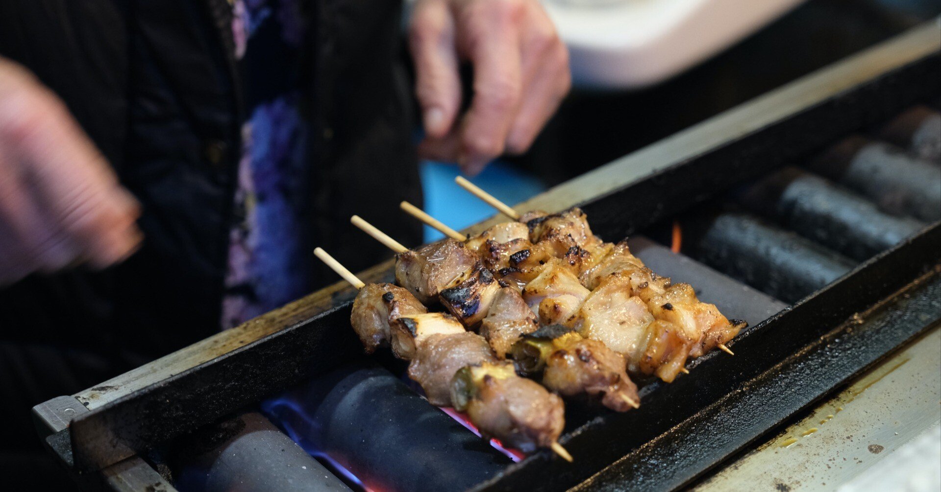 鷹の台駅前で半世紀以上やきとりを焼くケン子おばちゃん。〈新月_