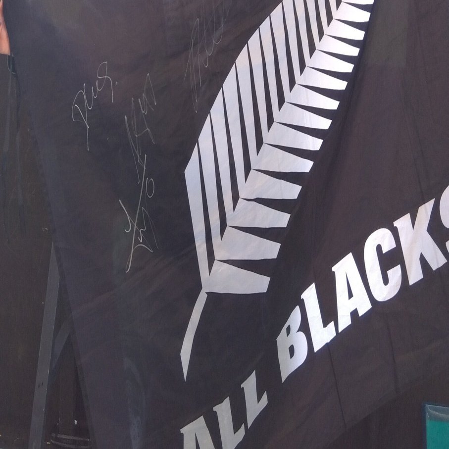 ニュージーランドの「マハラジャ」から託された旗にサインを集める旅