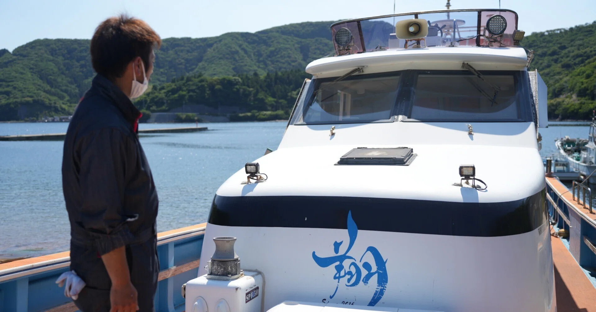 隠岐の海で働く。夢とこだわりが詰まった船が、今日も島に人を呼ぶ