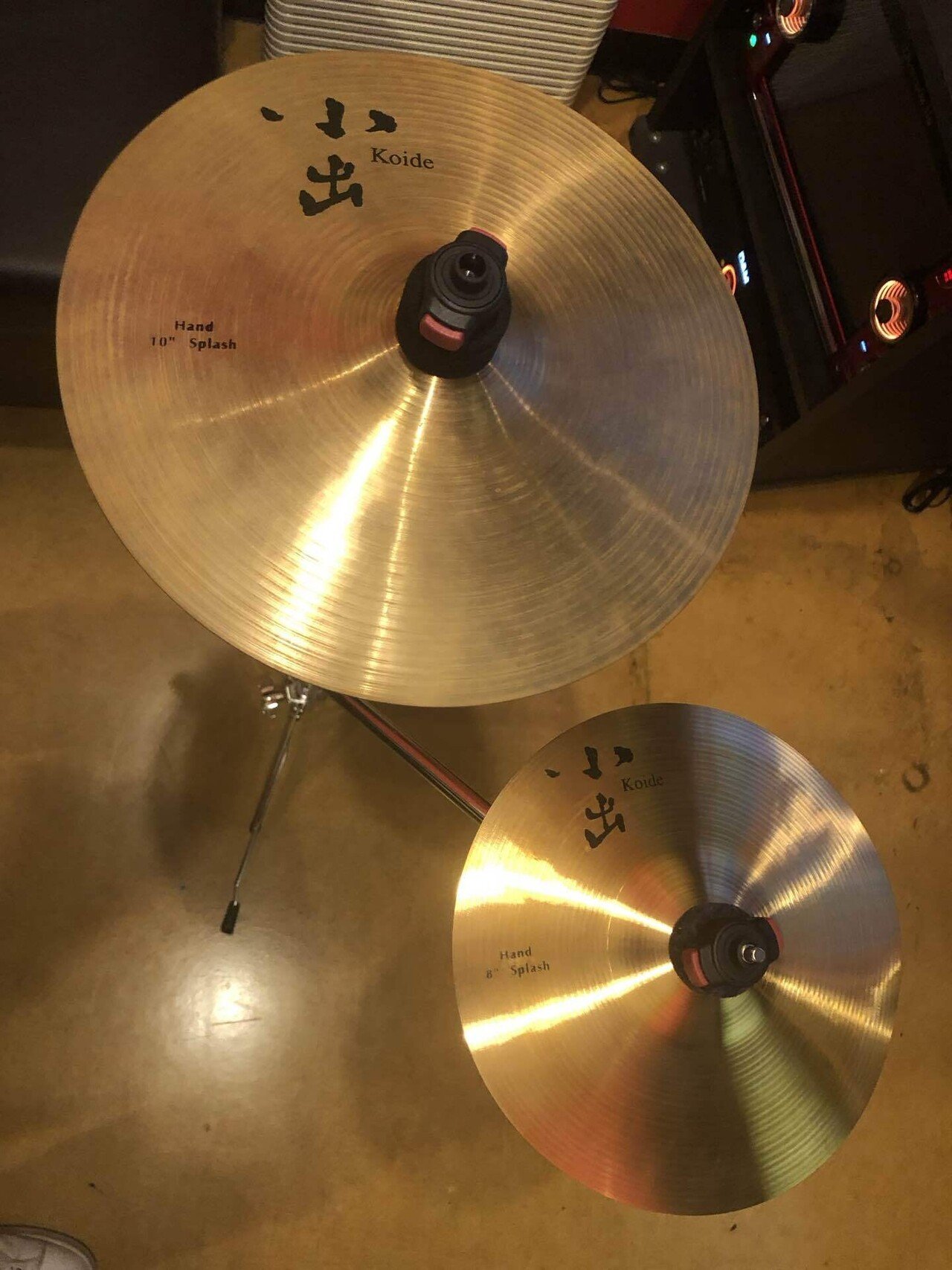 delcajon_cymbals_mag-
