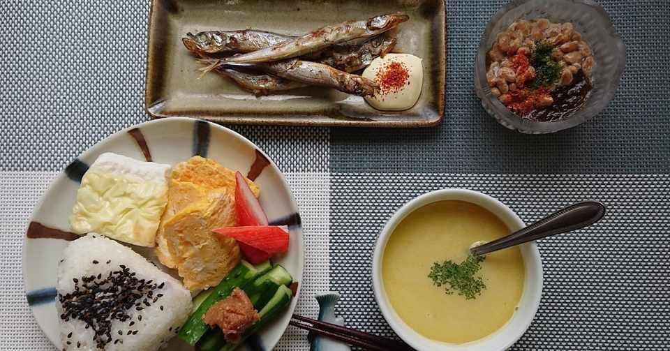 夕ご飯はマヨ辛シシャモ もずく納豆 はんぺんのチーズ焼き 甘い卵焼き もろきゅう ごま塩おにぎり コーンポタージュ ๑ ๑ モグモグ ウズ Note