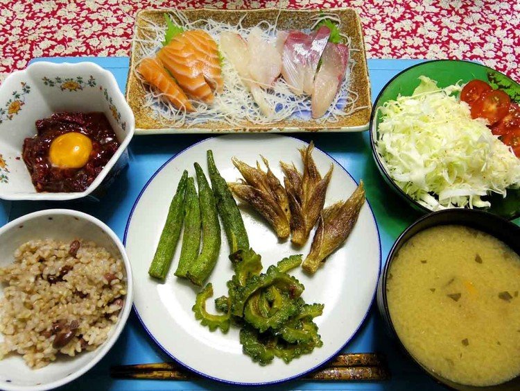 今夜はサーモン・鯛・カンパチのお刺身、クジラのユッケ、オクラ・ゴーヤ・ミョウガの素揚げ、キャベツとミニトマトのサラダ、ミステリーのお味噌汁、ご飯です。