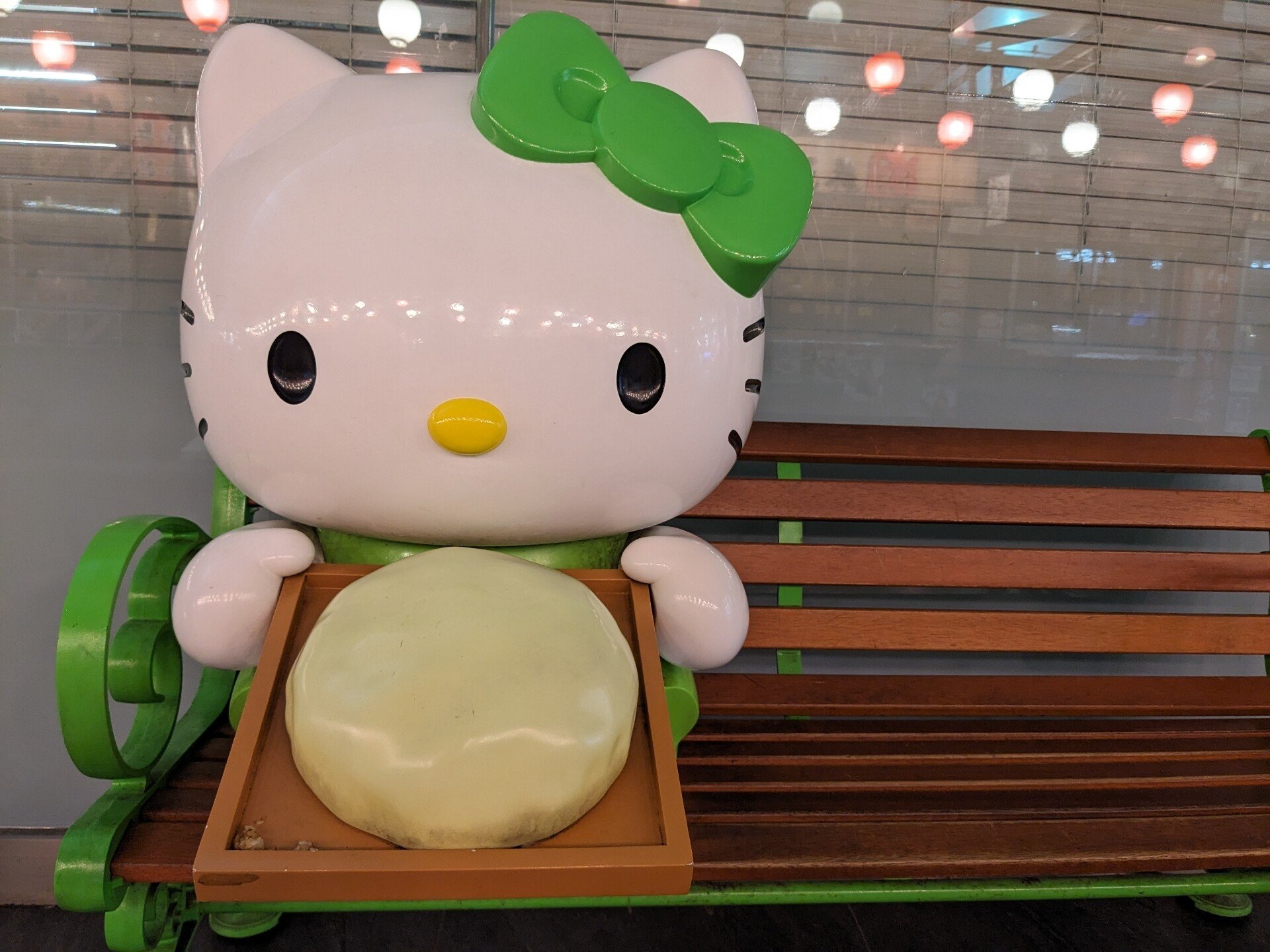 神奈川県の海老名サービスエリアまで来ました！キティちゃんが