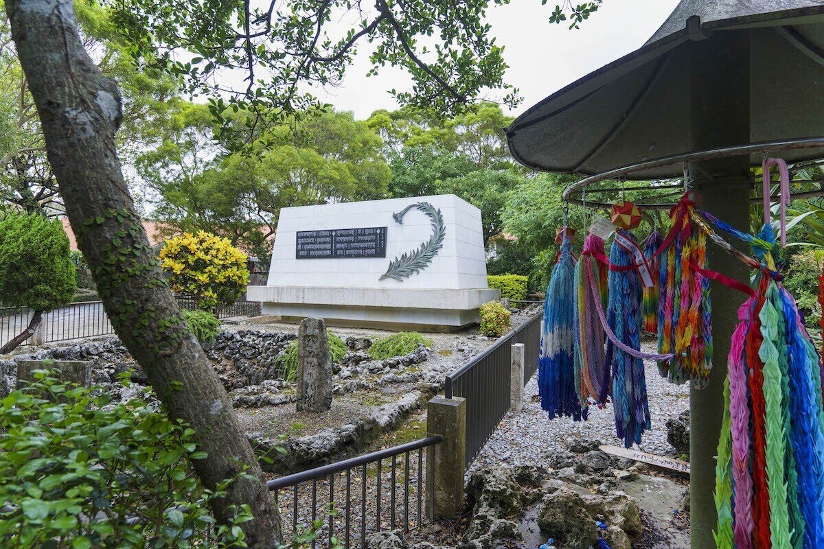 明日、6月23日は沖縄全戦没者の慰霊の日ですね。引っ越してきてすぐに、ひめゆり平和祈念資料館を訪れましたが、若き学生たちが死を目前にしながらも