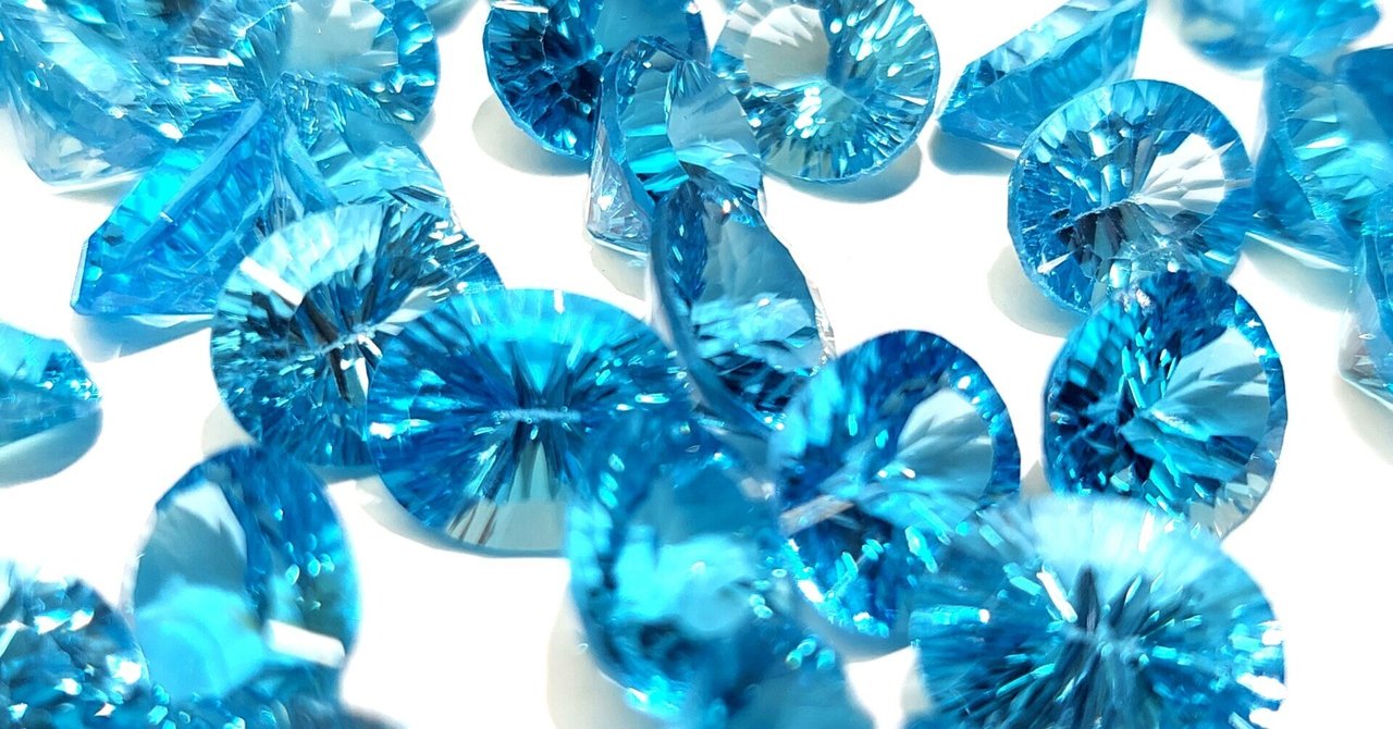 独特な輝きと深い色を産み出し、宝石の魅力を引き出す。『コンケーブ