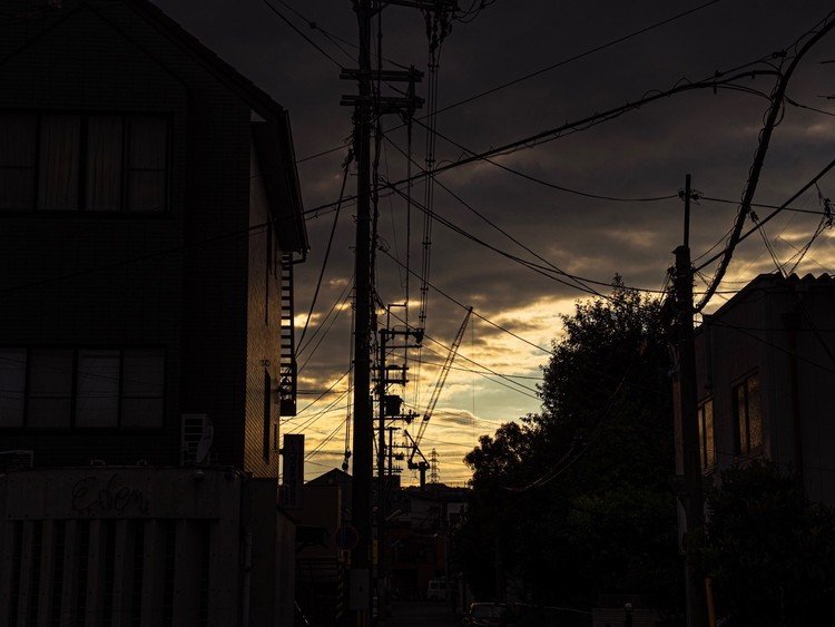 水平線がボンヤリしてるとき、夕焼けがやけに赤いときは雨が近い。日本海を眺めて育った僕は、小さい頃じいちゃんにそう教わった。
だったら最近の京都の眩し過ぎる黄金の夕焼けは何を意味するのか、物理的に哲学的に文学的に考えたが答えは出なかった。
1つだけはっきりしたことは、死んだじいちゃんを思い出したということ。

#近所のエレクトリック #スナップ写真 #写真 #雲 #電線 #夕暮れ時 #少し切ないエレクトリック