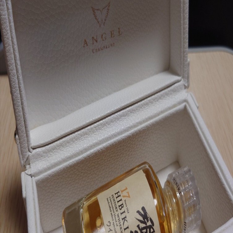 最安値で  エンジェルシャンパンのミニBOXと響17年ミニボトルについての 小物入れ