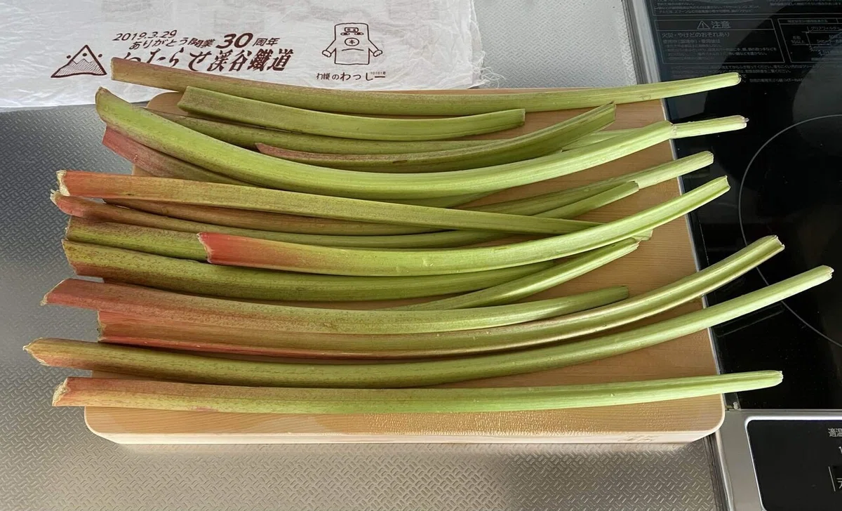 まな板が全部隠れる程いっぱいのルバーブの写真