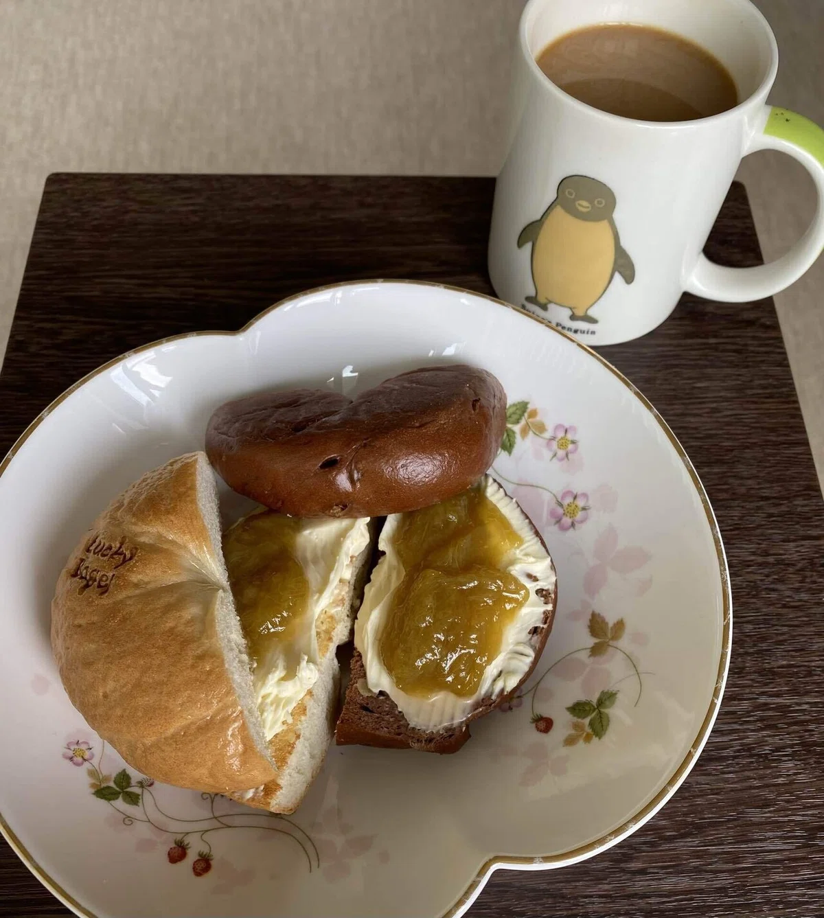 ベーグルとカフェオレの写真