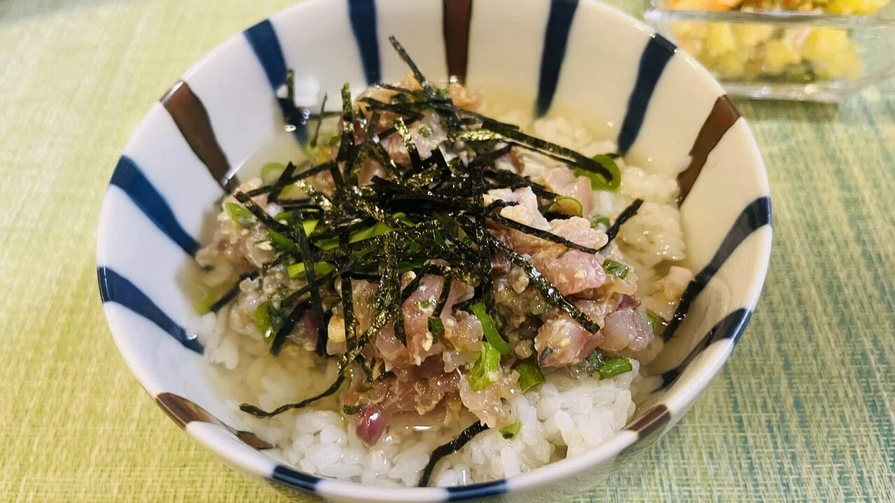前回紹介したレシピ「なめろう出汁茶漬け」を安く売ってた「イナダの刺身」で置き換えて試したところめちゃめちゃ美味しかった！ ※なめろう茶漬けの ...