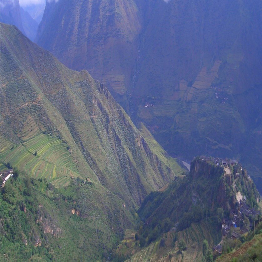 中国雲南省探訪記⑦】巨岩の上にある村「宝山石頭城」｜翁まひろ☘