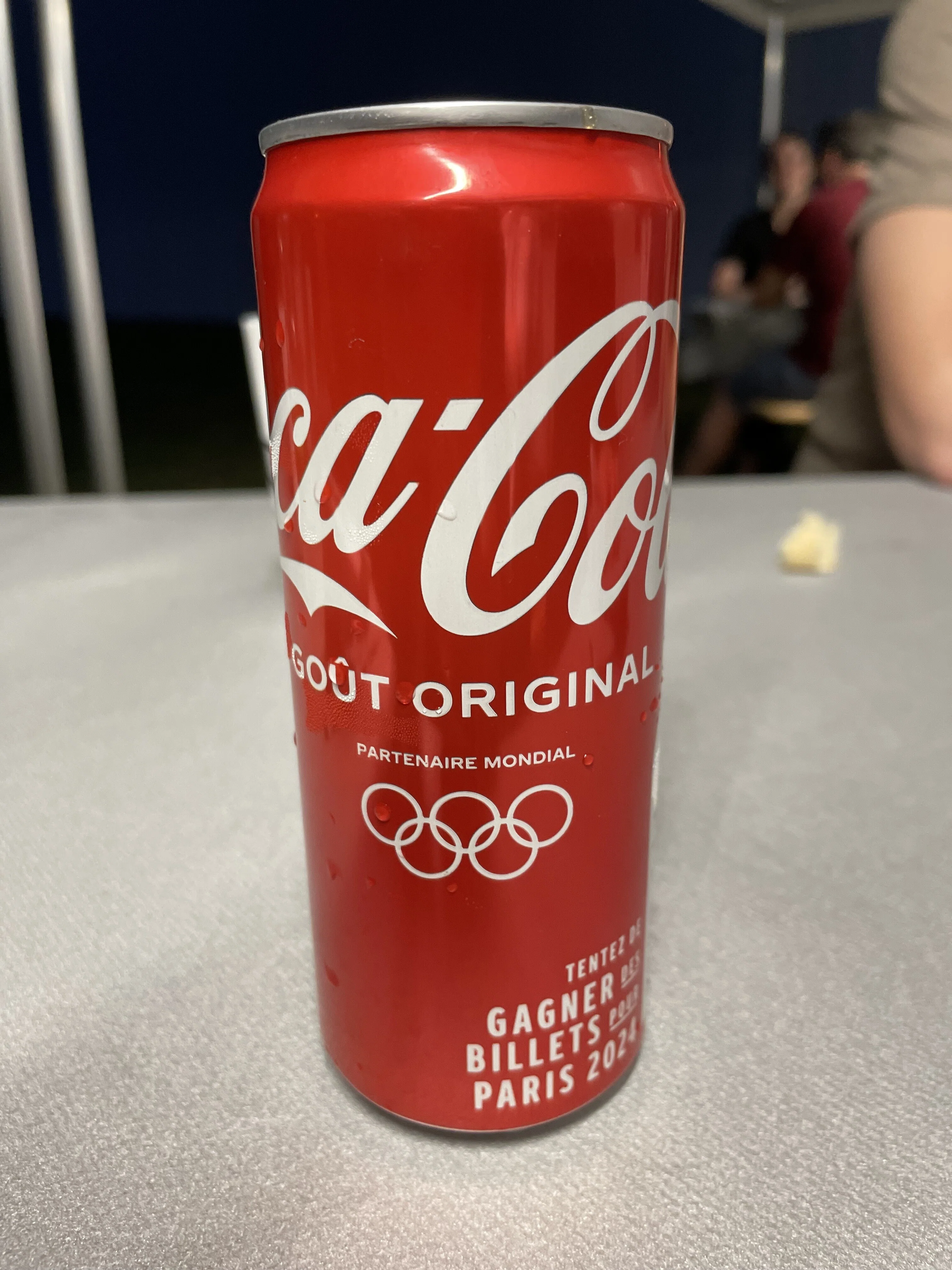 おフランスは、オリンピックムード。 お馴染みのコカ・コーラも特別