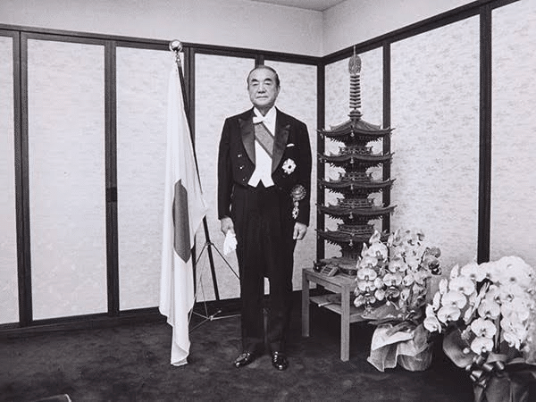 瑞宝双光章 内閣総理大臣 勲章佩用架台 安倍晋三 勲章 ゆ*ん様 【賞状＋勲章】瑞宝双光章 内閣総理大臣: 安倍晋三 額縁 瑞寶