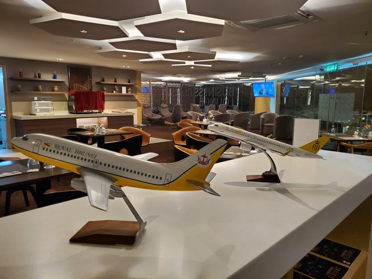 ホーム画面 4機ロイヤルブルネイ航空とウズベキスタン航空とケニヤ航空/エミ ホーム画面 4機ロイヤルブルネイ航空とウズベキスタン航空とケニヤ航空