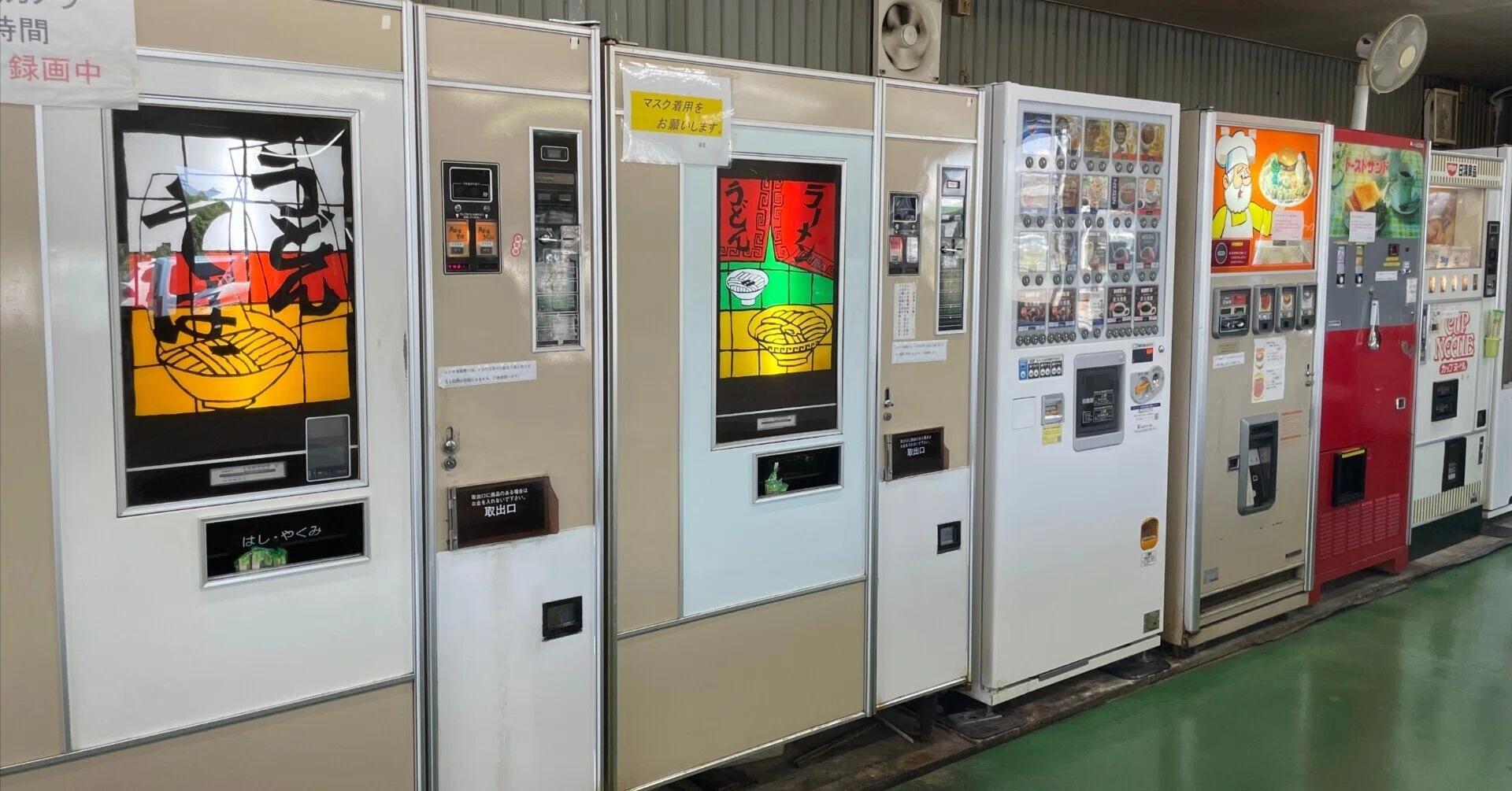 レトロ自販機をめぐる群馬の旅①：畑のそばにワクワクするレトロな建物