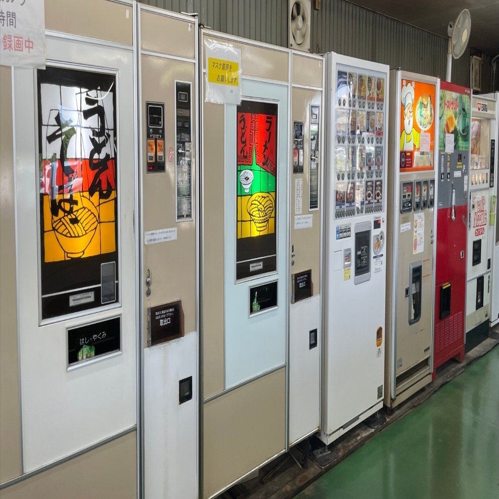 レトロ自販機をめぐる群馬の旅①：畑のそばにワクワクするレトロな建物