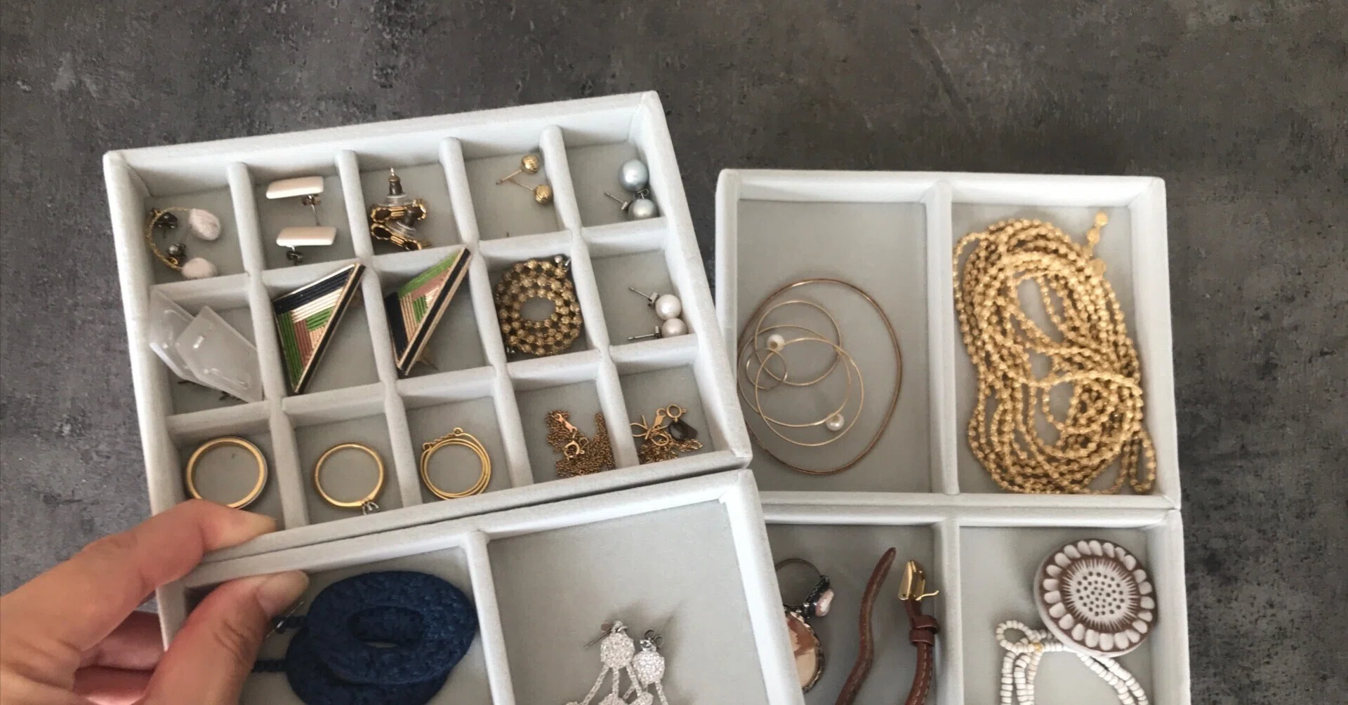 ジ*ジ様 大容量アクセサリーまとめて 持っているけど使ってないアクセサリーは、「無印良品」の見える収納で