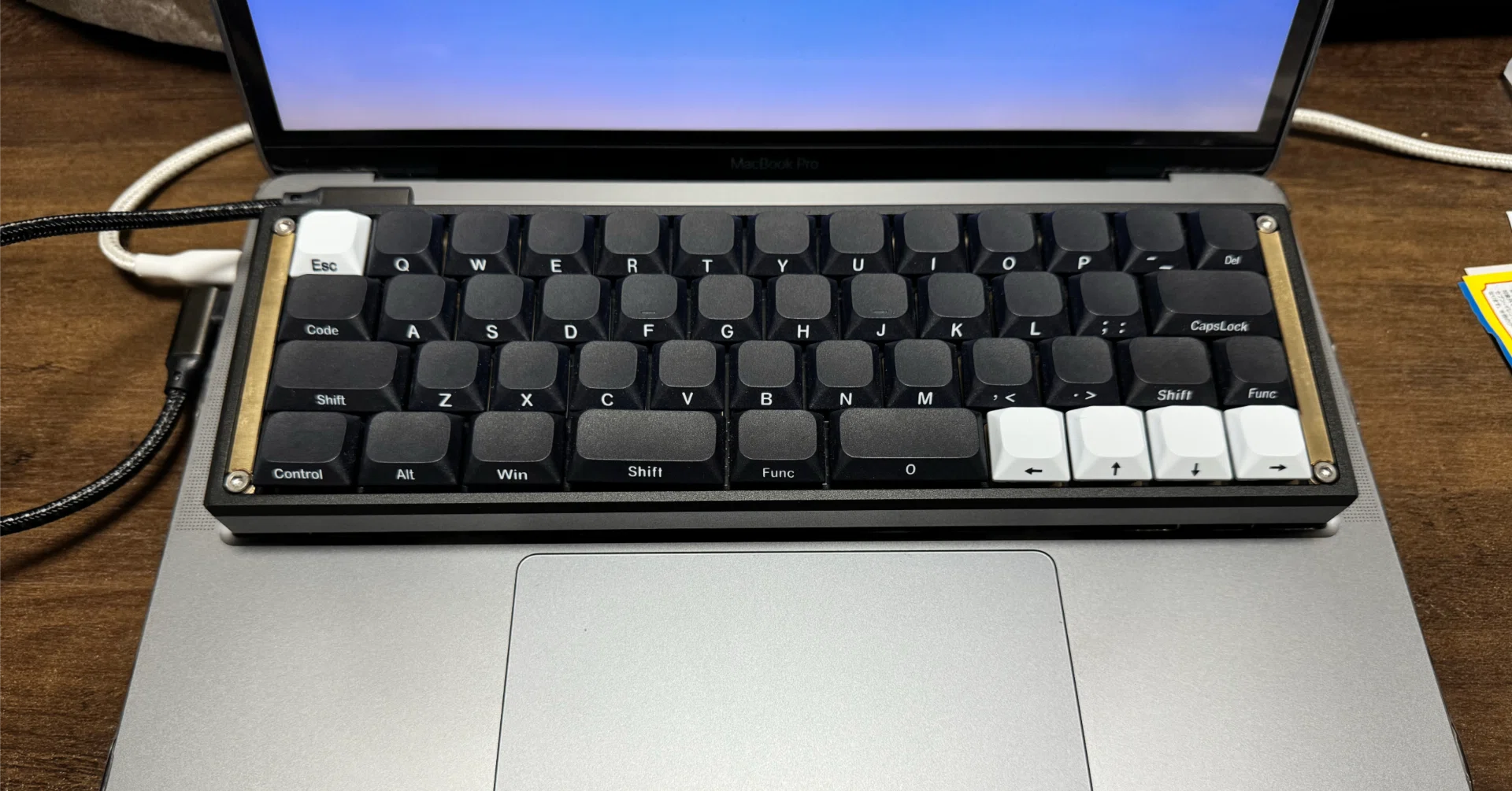 40%キーボード GoForty 「R47Go（黒）」 40%キーボードキット「O51Go」「R47Go」｜Keeb-On! コンパクト×軽量で文章作成が捗る！40%キーボード「R47Go」の魅力 GoFortySplit｜Keeb-On!